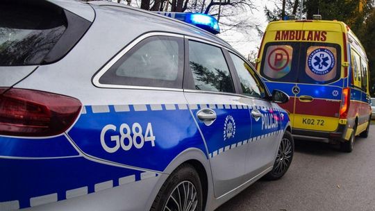 Wilczyska. Strażacy podczas prac na remizie zauważyli nieprzytomnego mężczyznę Zdjęcie przedstawia radiowóz oraz karetke pogotowia