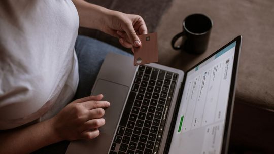 zdjęcie przedstawia dłoń trzymającą kartę płatniczą