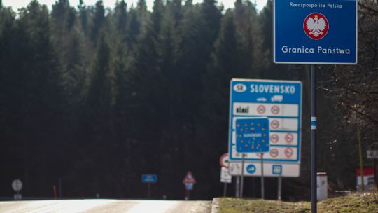 zdjęcie przedstawia tablice na przejściu granicznym w miejscowości Konieczna