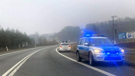 zdjęcie przedstawia policyjny radiowóz na poboczu