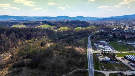 zdjęcie przedstawia wzniesienia, lasy i drogę w powiecie gorlickim