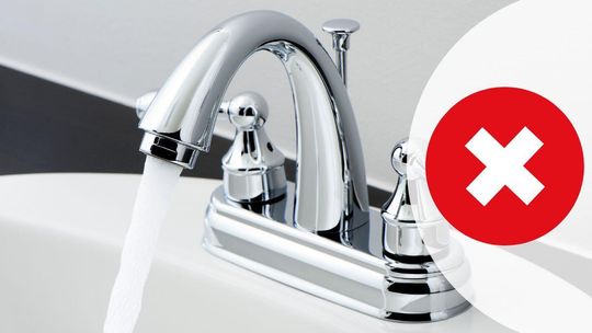 zdjęcie przedstawia grafike ostrzegawczą o skażonej wodzie w kranie