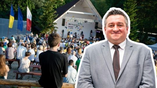 mężczyzna w garniturze, w tle scena watry w beskidzie niskim