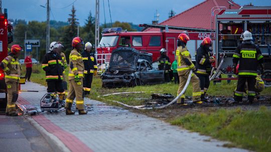 Wójtowa. Zdarzenie drogowe, pożar pojazdu, uszkodzony słup i instalacja [FOTO/VIDEO]