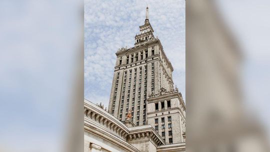 zdjęcie przedstawia wysoki budynek, Pałac Kultury i Nauki w Warszawie