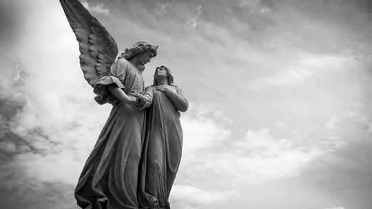 Wspominamy tych, których nie ma już z nami... Odeszli... Pamiętamy... zdjęcie przedstawia pomnik aniołów