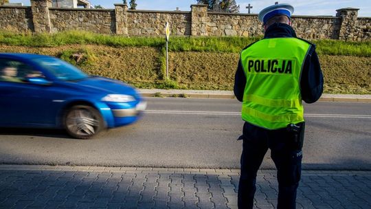 policjant przy drodze przy cmentarzu parafialnym w gorlicach