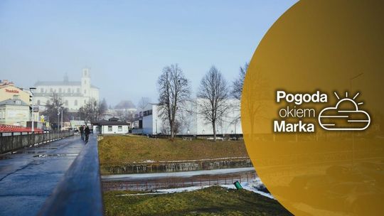 zdjęcie przedstawia most po którym idą ludzie