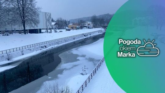 zdjęcie przedstawia rzekę obok galerii handlowej