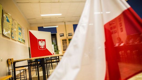zdjęcie przedstawia urnę w lokalu wyborczym
