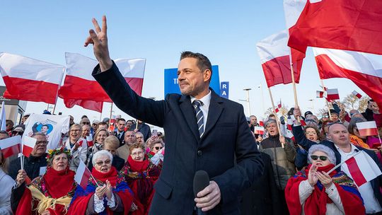 zdjęcie przedstawia mężczyznę pokazującego znak victorii