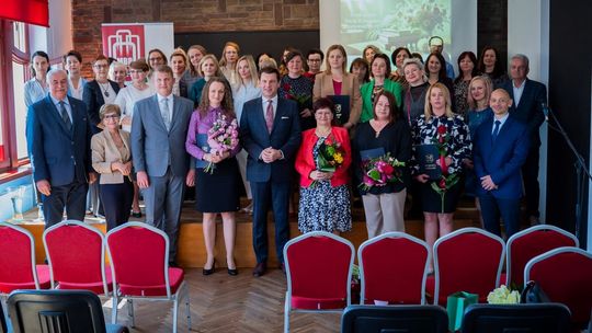 zdjęcie przedstawia grupę osób pozujących do zdjęcia w bibliotece w Gorlicach