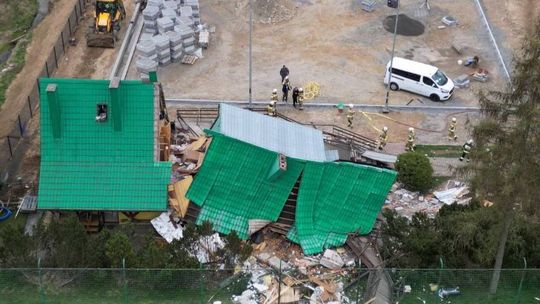 zdjęcie przedstawia zniszczony budynek po wybuchu gazu