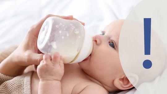 Zdjęcie przedstawia dziecko pijące mleko