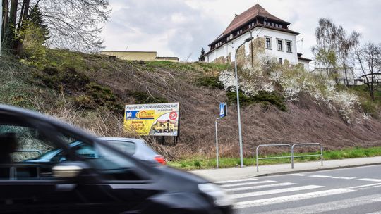 Wyczekiwana pielęgnacja skarpy pod Domem Karwacjanów [FOTO]