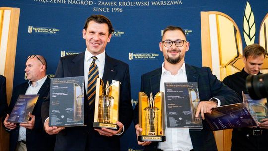 Zdjęcie przedstawia wręczenie nagrody
