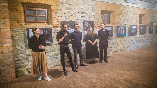 Twórcy wystawy Lśnieniem Przywołane podczas wernisażu w Oficynie Dworskiej Kasztelu w Szymbarku