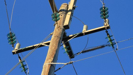 zdjęcie przedstawia słup energetyczny
