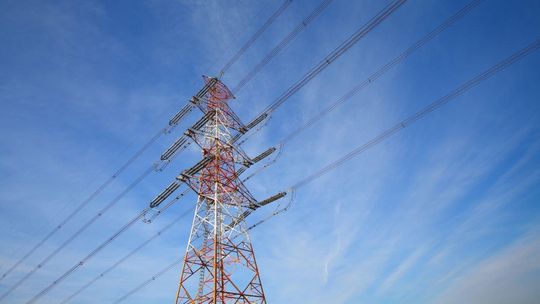 zdjęcie przedstawia słup energetyczny