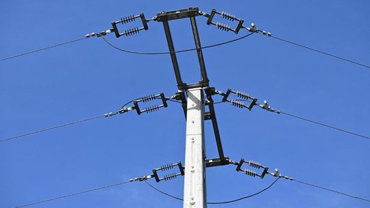 Zdjęcie przedstawia słup energetyczny