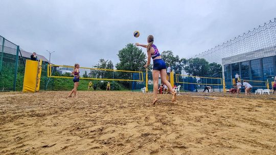 zawodniczki rozgrywające mecz na boisku do siatkówki plażowej w gorlicach