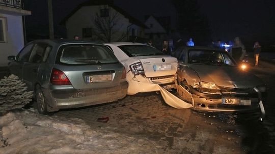 Wymusiła pierwszeństwo i doprowadziła do rozbicia trzech innych samochodów