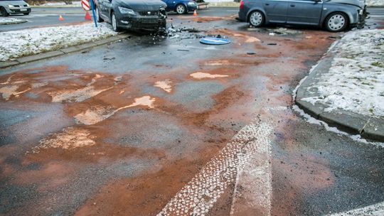 Wypadek na skrzyżowaniu, kierowca z zakazem prowadzenia i kolejne oszustwa liczone w tysiącach