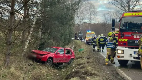 Uszkodzony pojazd podczas zdarzenia w Korzennej w powiecie nowosądeckim