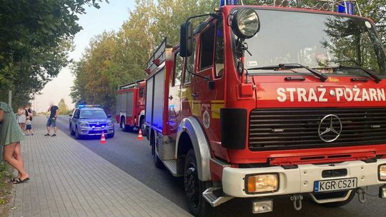 zdjęcie przedstawia samochód straży pożarnej i policji