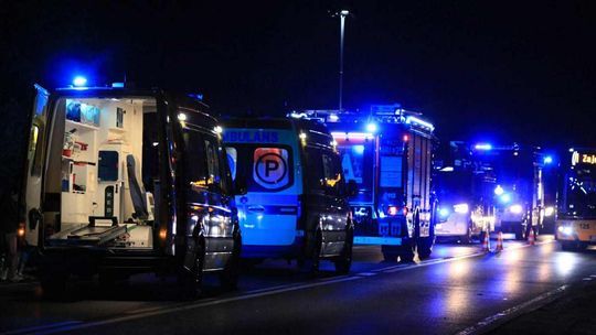 zdjęcie przedstawia karetkę, straż pożarną