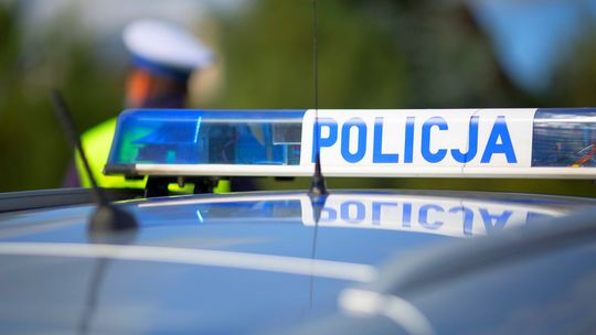 zdjęcie przedstawia dach policyjnego radiowozu z kogutem