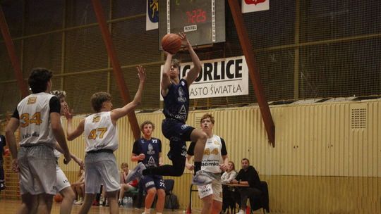 zdjęcie przedstawia koszykarzy podczas meczu