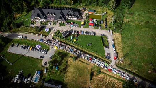 zdjęcie przedstawia widok samochodów na drodze z góry