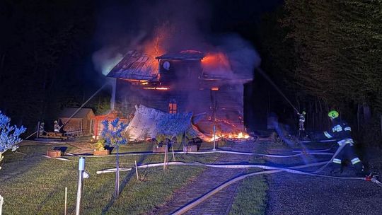 zdjęcie przedstawia spalony budynek