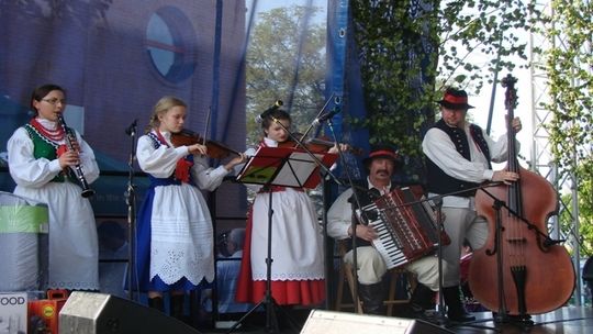 Występ RZT Pogórzanie podczas pikniku rodzinnego w Kwiatonowicach