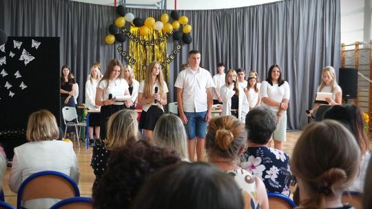 Zdjęcie przedstawiające uczniów z Sękowej na zakończeniu roku ósmoklasistów