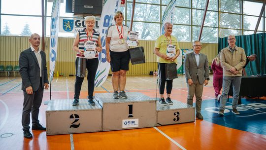grupa osób na podium podczas Spartakiady Osób Starszych w Gorlicach