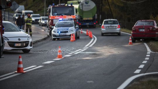 Z notatnika policjanta: w środku nocy – środkiem drogi, jedna stłuczka – dwa mandaty i przekręcony licznik