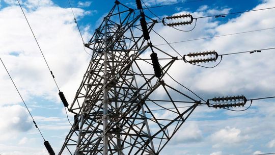 zdjęcie przedstawia słup energetyczny