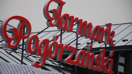 czerwony neon jarmarku pogórzańskiego w gorlicach