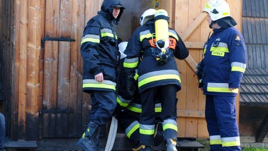 Zabytkowy, zadymiony kościół a przy nim 70 strażaków