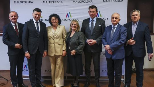 Ruszają prace nad zachodnią obwodnicą Gorlic, kluczową inwestycją drogową w powiecie Zdjęcie przedstawia grupę ludzi