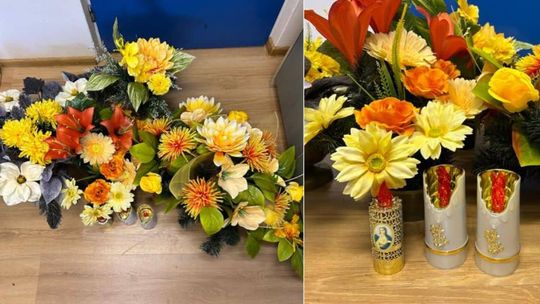 dwa zdjęcia wiązanek kwiatowych i elektrycznych zniczy