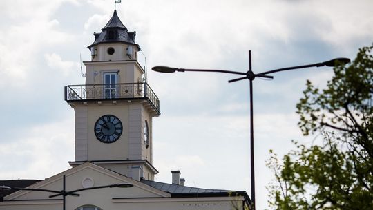 zdjęcie przedstawia wieżę ratuszową w mieście