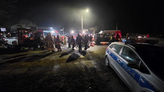 zdjęcie przedstawia dziewczynkę stojącą w pokoju