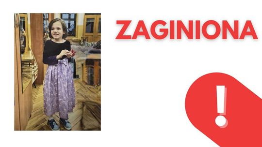 Zaginęła 13-letnia Karolina Jarzębak. Dziewczynka nie mówi zdjęcie przedstawia dziewczynkę stojącą w pokoju