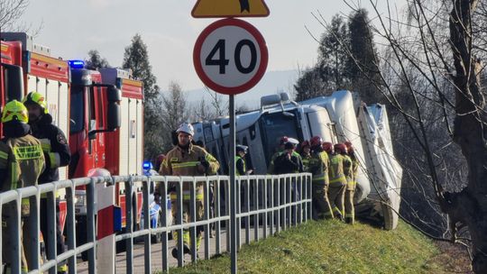 zdjęcie przedstawia wypadek samochodywy
