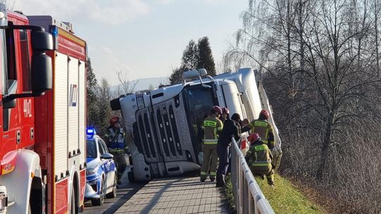 zdjęcie przedstawia wypadek samochodywy
