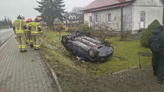 zdjęcie przedstawia pojazd na dachu