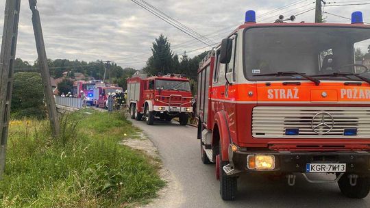 zdjęcie przedstawia wozy straży pożarnej na drodze